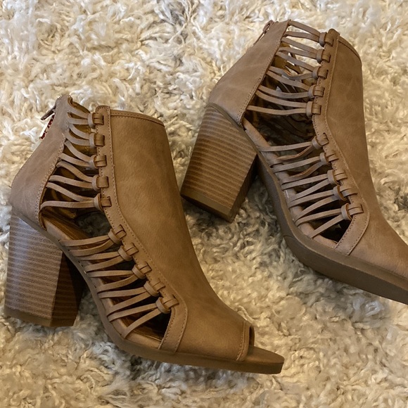 Women’s NWT open toe booties - Picture 4 of 8